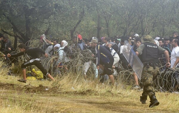 Kρότου λάμψης και συμπλοκές στα σύνορα - Οι πρόσφυγες παραβίασαν το φράχτη και ξεχύθηκαν προς τα Σκόπια