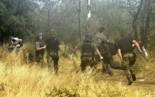 Kρότου λάμψης και συμπλοκές στα σύνορα - Οι πρόσφυγες παραβίασαν το φράχτη και ξεχύθηκαν προς τα Σκόπια