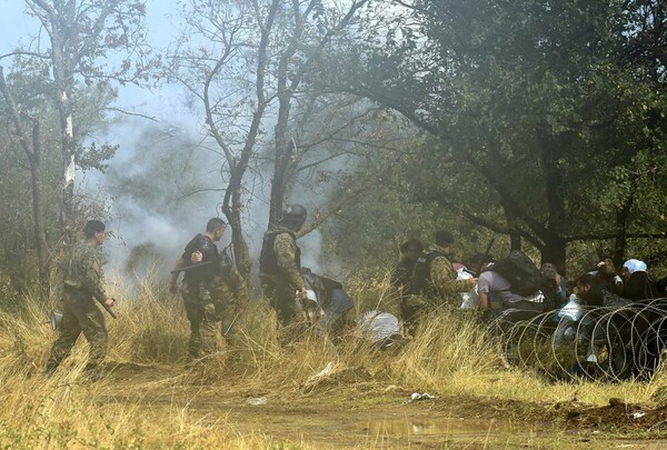 Kρότου λάμψης και συμπλοκές στα σύνορα - Οι πρόσφυγες παραβίασαν το φράχτη και ξεχύθηκαν προς τα Σκόπια
