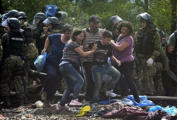 Kρότου λάμψης και συμπλοκές στα σύνορα - Οι πρόσφυγες παραβίασαν το φράχτη και ξεχύθηκαν προς τα Σκόπια