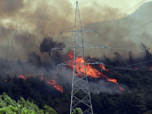 Δύσκολη η νύχτα για τη Ρόδο - Ανεξέλεγκτη καίει η μεγάλη πυρκαγιά