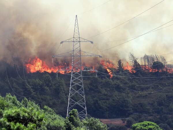 Δύσκολη η νύχτα για τη Ρόδο - Ανεξέλεγκτη καίει η μεγάλη πυρκαγιά