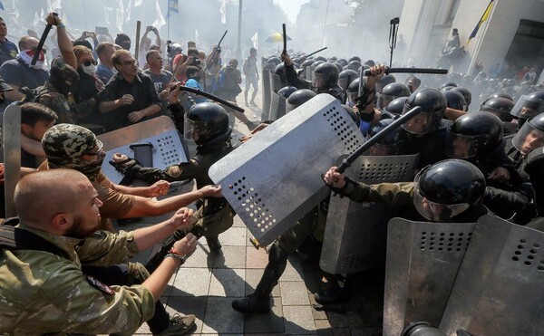 Ένας νεκρός στο Κίεβο - Βίντεο με την απίστευτη στιγμή που εκρήγνυται χειροβομβίδα τραυματίζοντας δεκάδες αστυνομικούς