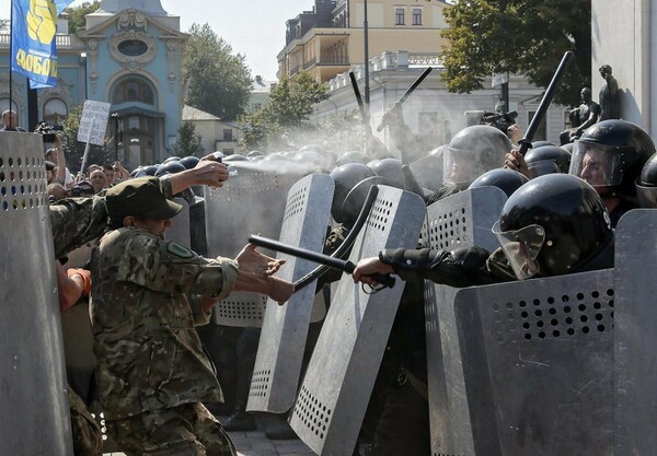 Ένας νεκρός στο Κίεβο - Βίντεο με την απίστευτη στιγμή που εκρήγνυται χειροβομβίδα τραυματίζοντας δεκάδες αστυνομικούς