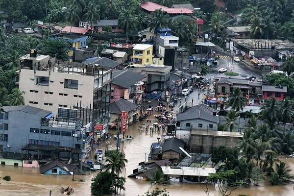Σρι Λάνκα: Τουλάχιστον 122 νεκροί από τις πλημμύρες και τις κατολισθήσεις