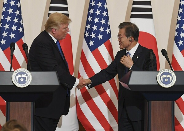 Ο πρόεδρος της Ν. Κορέας προτείνει να βραβευτεί ο Τραμπ με Νόμπελ Ειρήνης