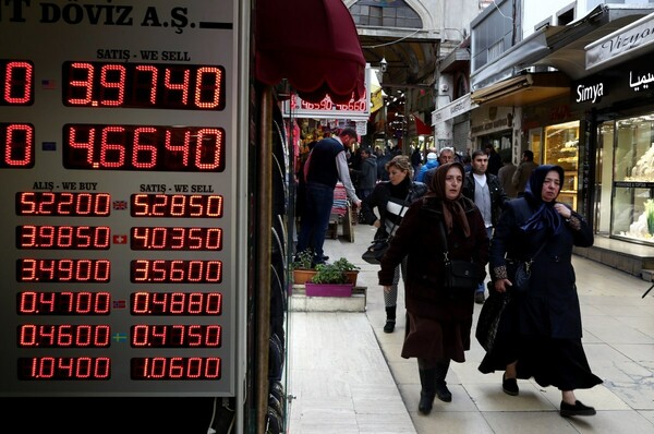 Τουρκία: Η κεντρική τράπεζα αύξησε το επιτόκιo για να ανακόψει την πτώση της λίρας