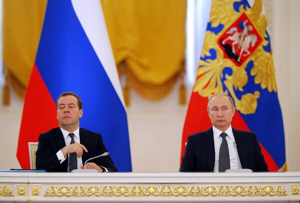 Τον Μεντβέντεφ πρότεινε εκ νέου ο Πούτιν για πρωθυπουργό