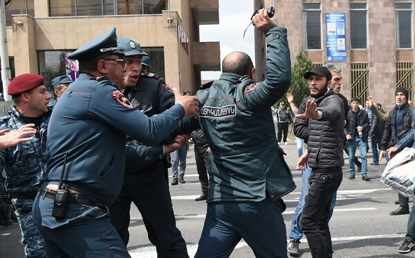 Συνεχίζονται για δέκατη ημέρα οι διαδηλώσεις στην Αρμενία- Συνελήφθη ο ηγέτης της αντιπολίτευσης