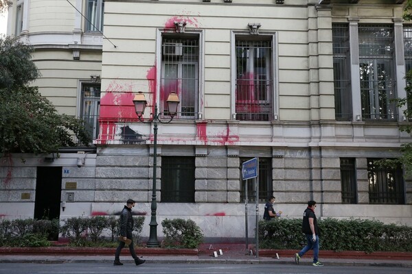 Μέλη του Ρουβίκωνα έριξαν κόκκινες μπογιές στη Γαλλική Πρεσβεία - Μια προσαγωγή