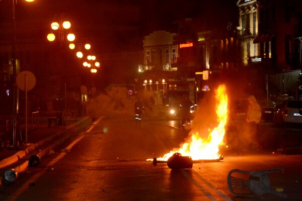 Φωτογραφίες από τη Μυτιλήνη - Πώς οι ακροδεξιοί φασίστες μετέτρεψαν σε πεδίο μάχης την πόλη