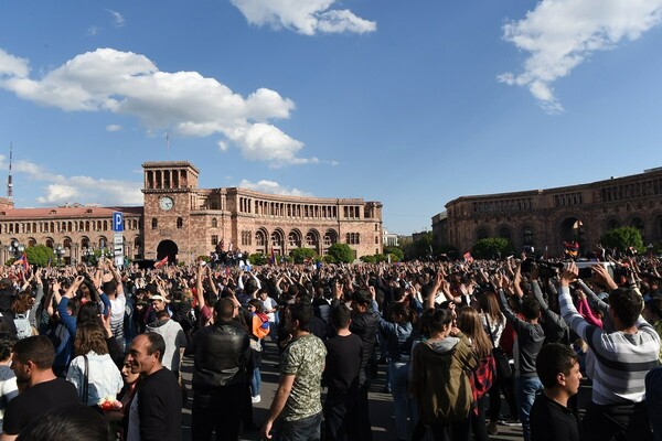 Εκλογές προτείνει ο υπηρεσιακός πρωθυπουργός της Αρμενίας υπό τη σκιά νέων διαδηλώσεων