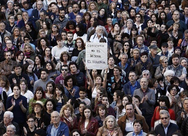 Ισπανία: Τρίτη μέρα μαζικής κατακραυγής για τις επιεικείς ποινές στην «Αγέλη των Λύκων»