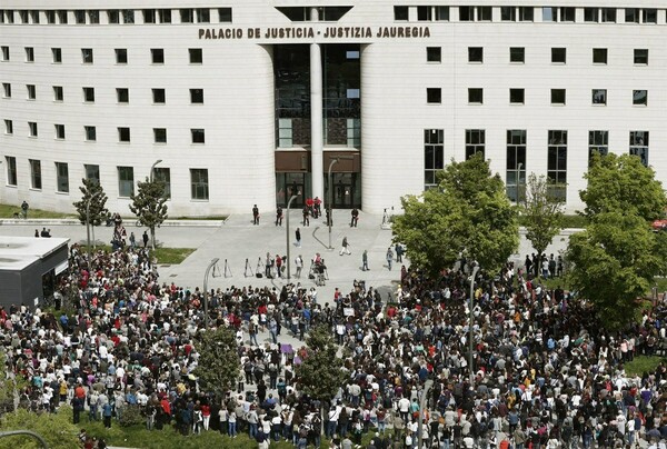 Ισπανία: Ο εισαγγελέας θα ασκήσει έφεση στην απόφαση αθώωσης των πέντε ανδρών για τον ομαδικό βιασμό έφηβης