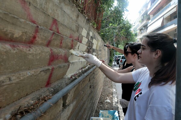 Athens UnTag - Οι εθελοντές που σήμερα καθάρισαν το κέντρο της Αθήνας από τα tags
