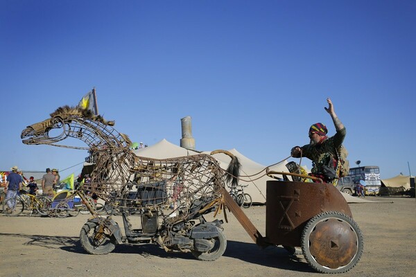 To άγριο Burning Man της Αφρικής - ΦΩΤΟΓΡΑΦΙΕΣ