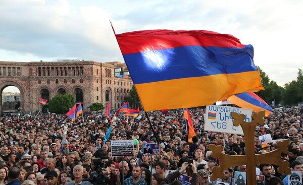 Πάνω από 20.000 άνθρωποι διαδήλωσαν στην Αρμενία ζητώντας την εκλογή του Πασινιάν