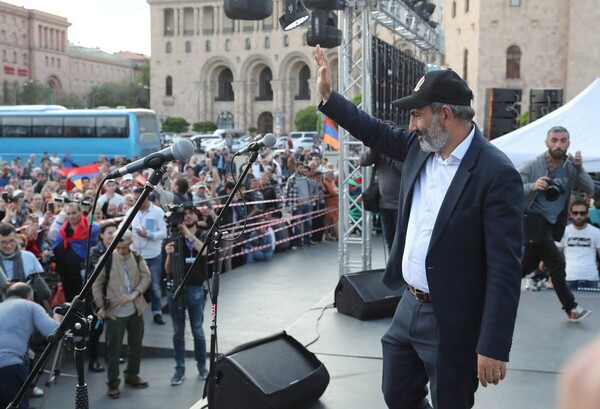 Πάνω από 20.000 άνθρωποι διαδήλωσαν στην Αρμενία ζητώντας την εκλογή του Πασινιάν