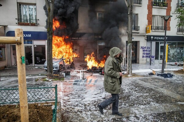 Σφοδρά επεισόδια στην πορεία για την Πρωτομαγιά - Χάος στους δρόμους του Παρισιού