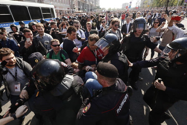 Διαδηλώσεις στη Ρωσία ενόψει της ορκωμοσίας του Πούτιν - Συνελήφθη και πάλι ο Ναβάλνι