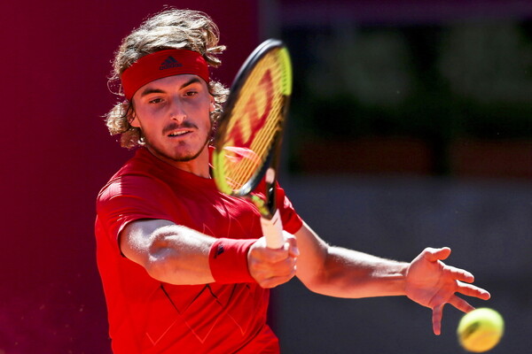 Πρώτη νίκη σε Grand Slam για τον Τσιτσιπά - Προκρίθηκε στον δεύτερο γύρο του Ρολάν Γκαρός