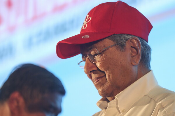 Ο Μαχατίρ Μοχαμάντ ορκίστηκε πρωθυπουργός της Μαλαισίας σε ηλικία 92 ετών