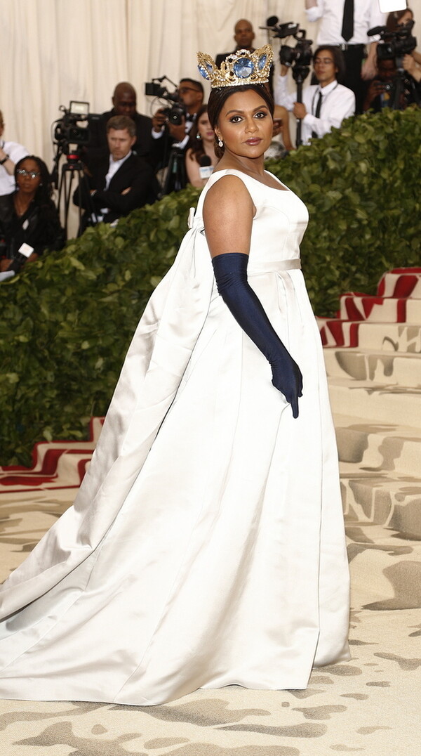 Η Mindy Kaling με δημιουργίες Ελλήνων σχεδιαστών στο Met Gala 2018