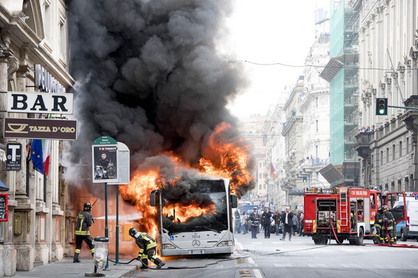 Γιατί τα λεωφορεία της Ρώμης τυλίγονται στις φλόγες;