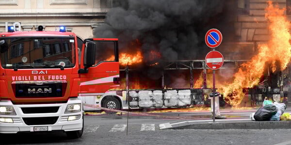 Λεωφορείο πήρε φωτιά λόγω έκρηξης ελαστικού στο κέντρο της Ρώμης- Τραυματίστηκε μια γυναίκα