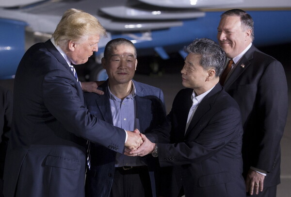 Ο Τραμπ υποδέχτηκε τους τρεις Αμερικανούς που απελευθερώθηκαν από τη Βόρεια Κορέα