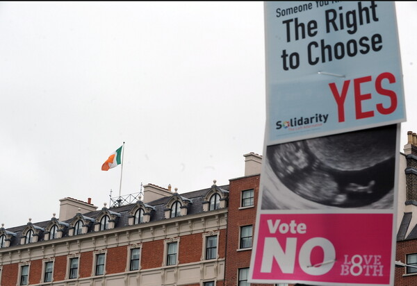 Στις κάλπες οι Ιρλανδοί για το ιστορικό δημοψήφισμα για τις αμβλώσεις