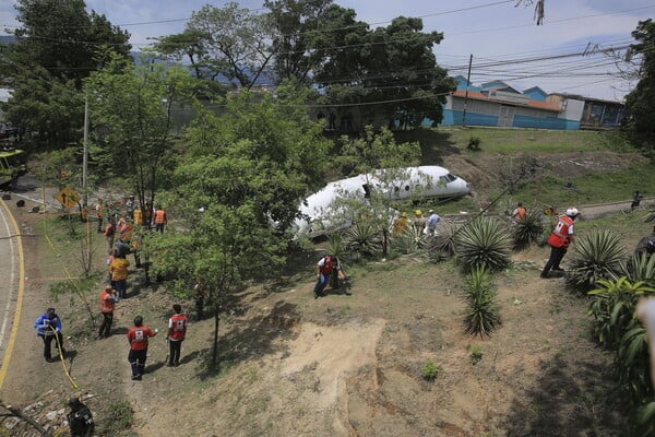 Αεροπλάνο συνετρίβη και κόπηκε στα δύο στην Ονδούρα