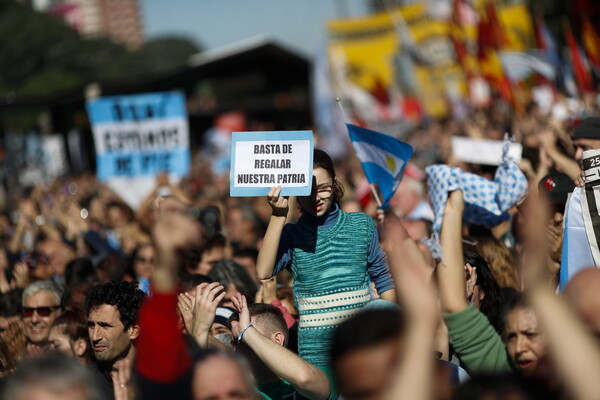 Χιλιάδες Αργεντινοί ξανά στους δρόμους ενάντια στην προσφυγή της χώρας στο ΔΝΤ