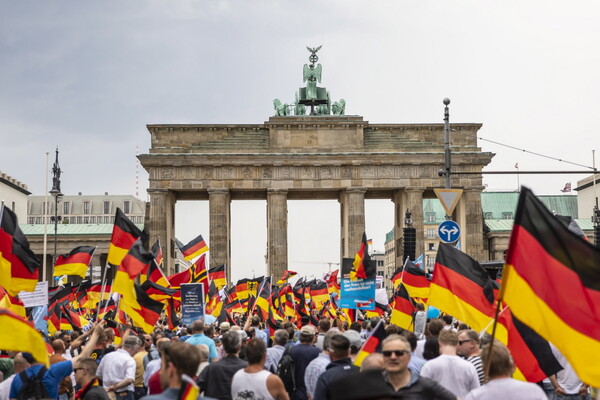 Με τέκνο και συνθήματα κατά των νεοναζί απάντησαν χιλιάδες διαδηλωτές στη συγκέντρωση των ακροδεξιών του AfD στο Βερολίνο