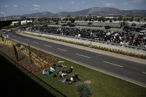 Ακυρώσεις και καθυστερήσεις πτήσεων λόγω της απεργίας - Οι τουρίστες ξάπλωσαν στο γρασίδι