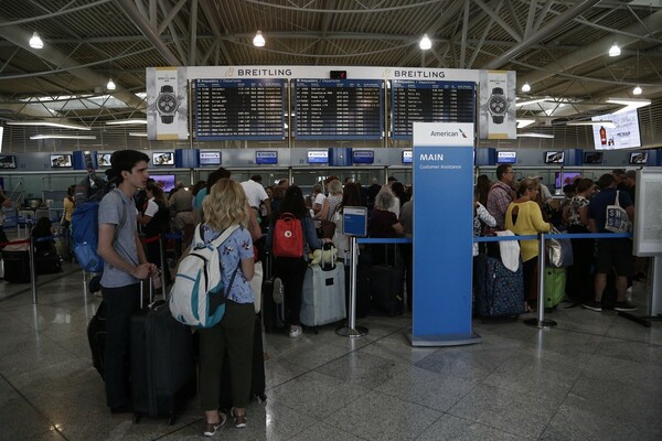 Ακυρώσεις και καθυστερήσεις πτήσεων λόγω της απεργίας - Οι τουρίστες ξάπλωσαν στο γρασίδι