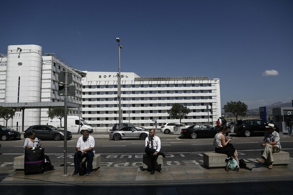 Ακυρώσεις και καθυστερήσεις πτήσεων λόγω της απεργίας - Οι τουρίστες ξάπλωσαν στο γρασίδι