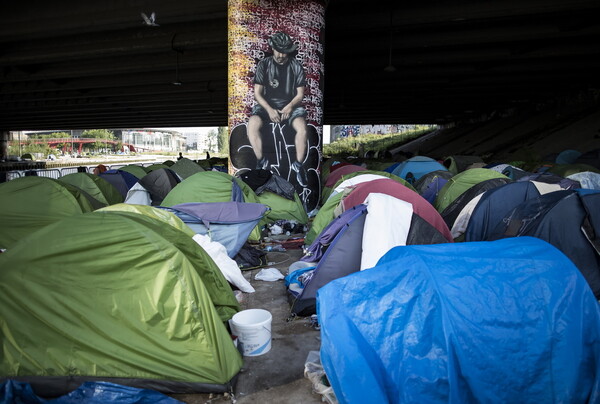 Περίπου 1.000 μετανάστες και αιτούντες άσυλο απομακρύνθηκαν από αυτοσχέδιους καταυλισμούς στο Παρίσι