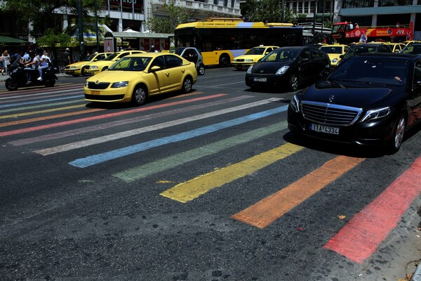 H Αθήνα στα χρώματα του Pride - Oι διαβάσεις πεζών στο Σύνταγμα σήμερα είναι διαφορετικές