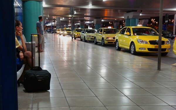 Νέα «λαβράκια» έβγαλε η ΑΑΔΕ: Ταξί χρέωνε 280 ευρώ τη διαδρομή αεροδρόμιο Αθήνας- Λουτράκι