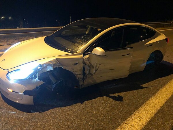 Πρώτη φορά τροχαίο με Tesla Model 3 στην Ελλάδα - Τι συνέβη και σε ποιον ανήκει το αυτοκίνητο
