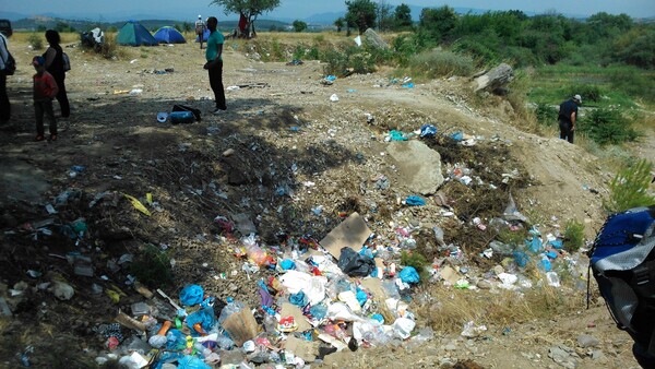 ΟΗΕ: Οι πρόσφυγες μετέτρεψαν την Ειδομένη σε έναν απέραντο σκουπιδότοπο