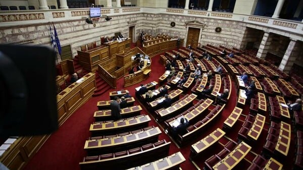 Ψηφίστηκε το άρθρο για την αναδοχή από ομόφυλα ζευγάρια