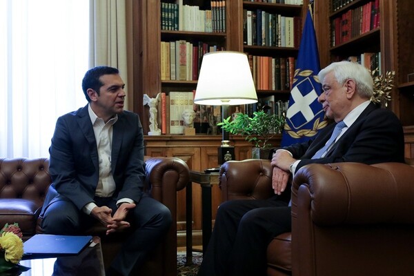 Ο Τσίπρας ενημέρωσε τον Παυλόπουλο για την ΠΓΔΜ: Θέλουμε λύση που θα αντέχει στον χρόνο