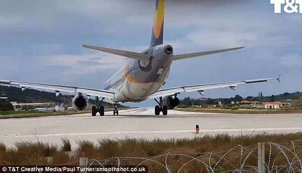 Βρετανός τουρίστας «εκτοξεύεται» βλέποντας από κοντά την απογείωση αεροσκάφους στην Σκιάθο