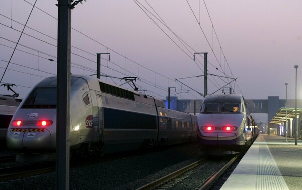 Συνεχίζουν τις απεργίες οι εργαζόμενοι των γαλλικών σιδηροδρόμων