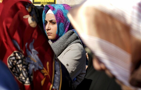 Γερμανικό δικαστήριο απαγόρευσε σε δασκάλα να φορά την ισλαμική μαντίλα όταν διδάσκει