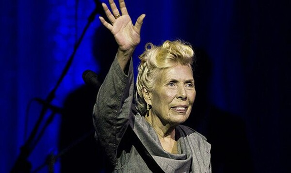 H Joni Mitchell δεν βρίσκεται σε κώμα