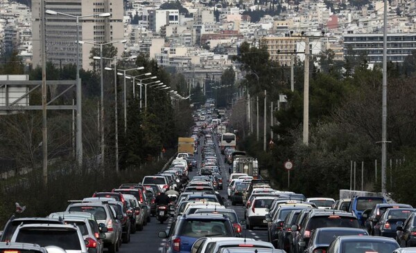 Κυκλοφοριακό κομφούζιο στους δρόμους της Αθήνας - Πού υπάρχουν προβλήματα