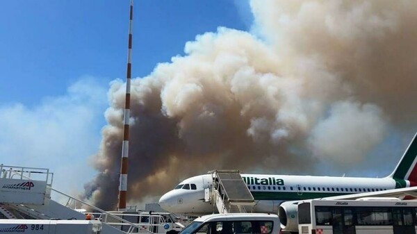 Πυρκαγιά καθήλωσε τα αεροπλάνα στο αεροδρόμιο Φιουμιτσίνο της Ρώμης